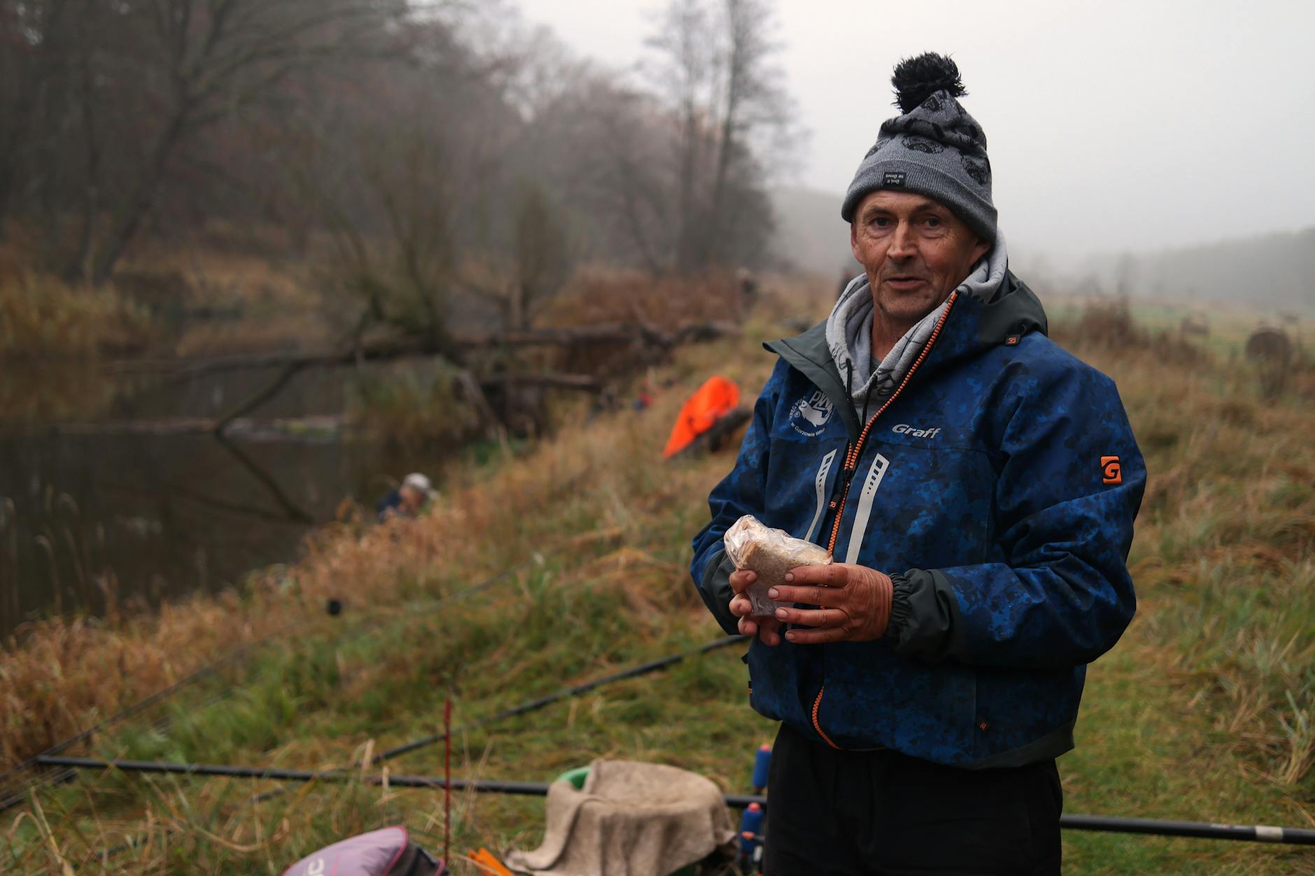 Grafika symbolizująca zegar odliczający czas do terminu składania PIT, z elementami nawiązującymi do Kobyłki.